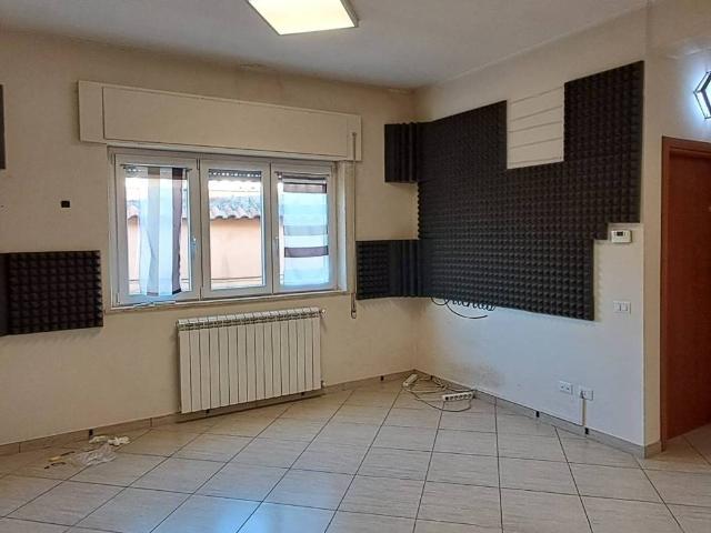 Locale Commerciale in affitto a Frosinone, Lazio