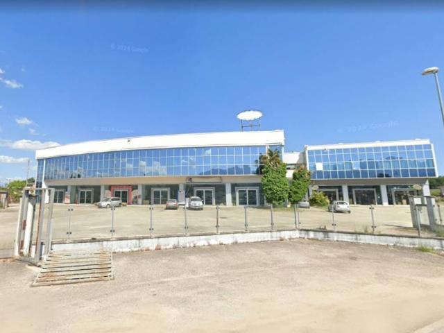 Locale Commerciale in affitto a Frosinone, Lazio