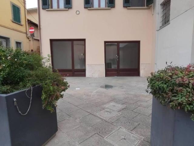 Locale Commerciale in affitto a Unione dei Comuni Circondario dell'Empolese Valdelsa, Fucecchio