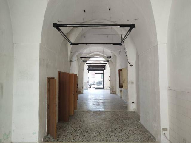 Locale Commerciale in affitto a Puglia, Lecce