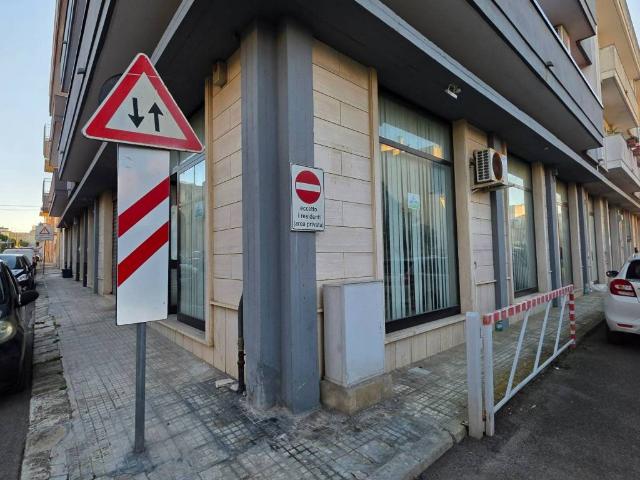 Locale Commerciale in vendita a Puglia, Lecce