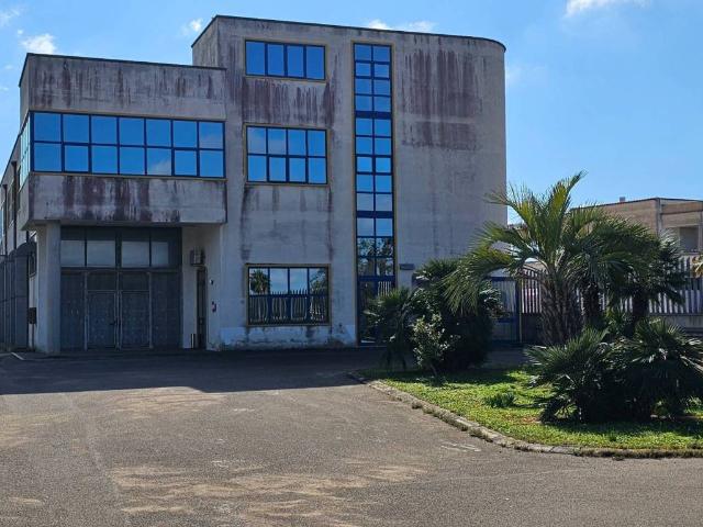 Locale Commerciale in affitto a Puglia, Lecce