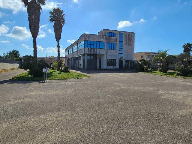 Locale Commerciale in affitto a Puglia, Lecce