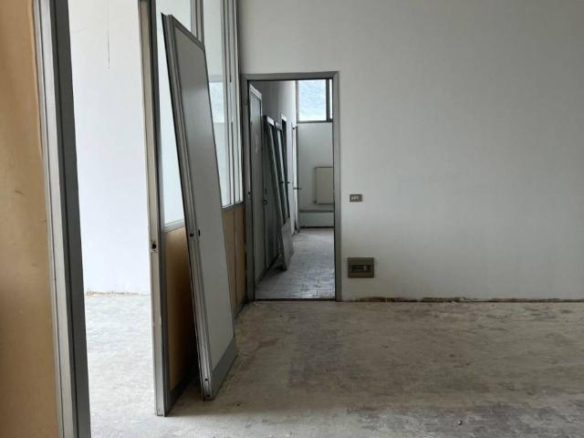 Locale Commerciale in affitto a Sala al Barro, Galbiate