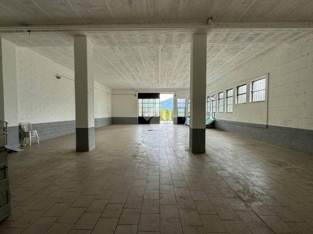 Locale Commerciale in affitto a Galbiate, Lombardia