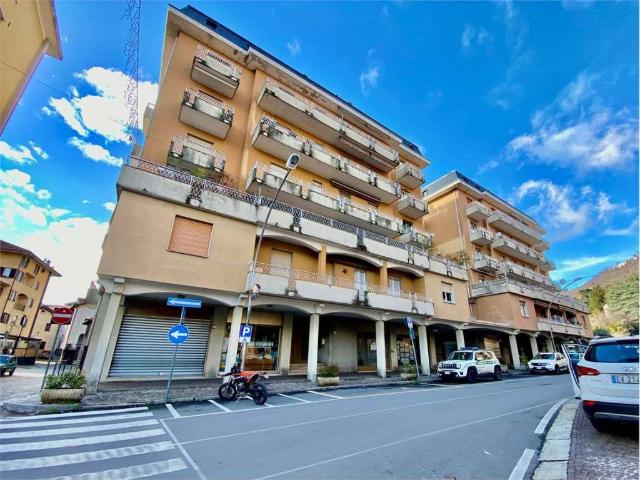 Locale Commerciale in affitto a Galbiate, Lombardia
