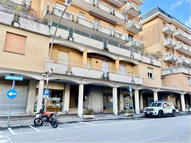 Locale Commerciale in affitto a Galbiate, Lombardia