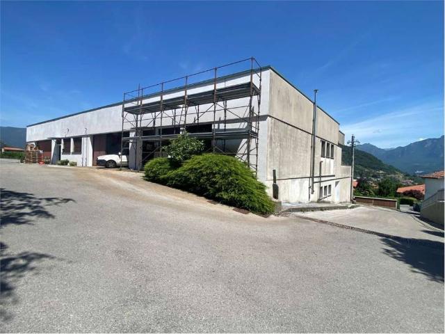 Locale Commerciale in affitto a Galbiate, Lombardia