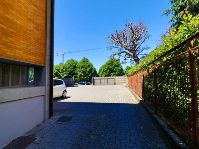 Locale Commerciale in affitto a Ronchi, Gallarate