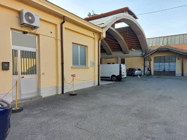 Locale Commerciale in affitto a Sciarè, Gallarate