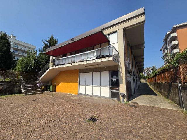 Locale Commerciale in affitto a Ronchi, Gallarate
