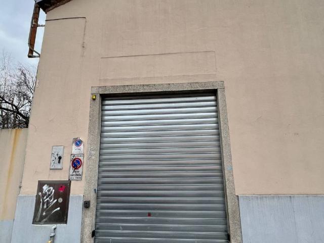 Locale Commerciale in affitto a Sciarè, Gallarate