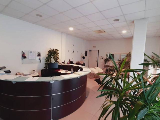 Locale Commerciale in affitto a Centro, Gallarate