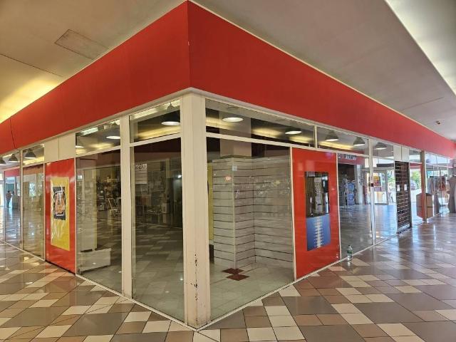 Locale Commerciale in affitto a Azalee, Gallarate