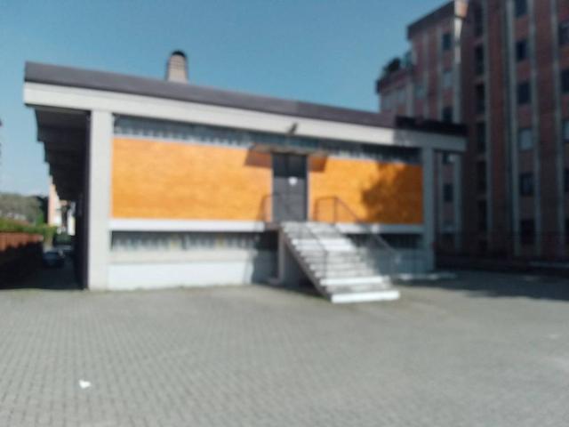 Locale Commerciale in affitto a Ronchi, Gallarate
