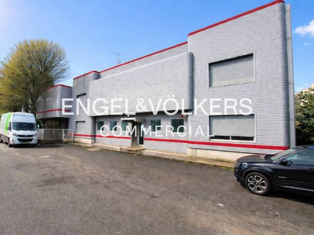 Locale Commerciale in affitto a Centro, Gallarate