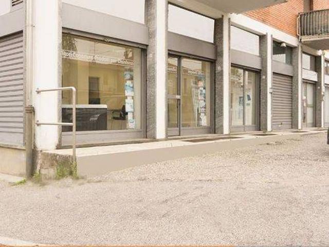 Locale Commerciale in affitto a Caiello, Gallarate