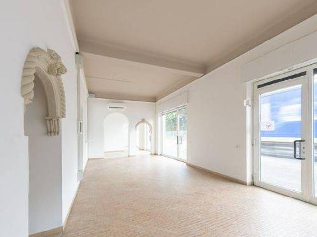 Locale Commerciale in affitto a Gallarate, Lombardia
