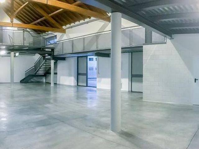 Locale Commerciale in affitto a Centro, Gallarate