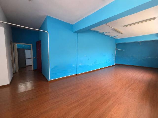 Locale Commerciale in affitto a Ronchi, Gallarate