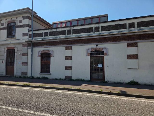 Locale Commerciale in affitto a Arnate, Gallarate