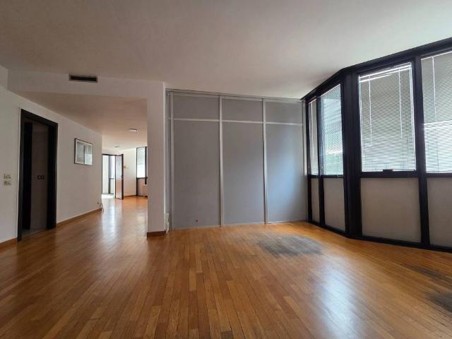 Locale Commerciale in affitto a Centro, Gallarate
