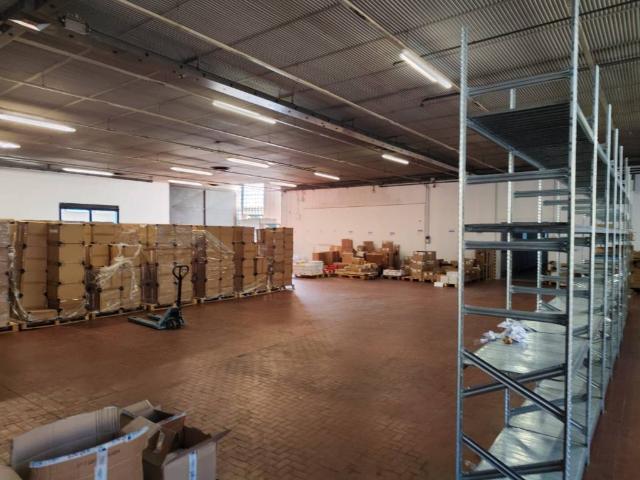 Locale Commerciale in affitto a Gallarate, Lombardia