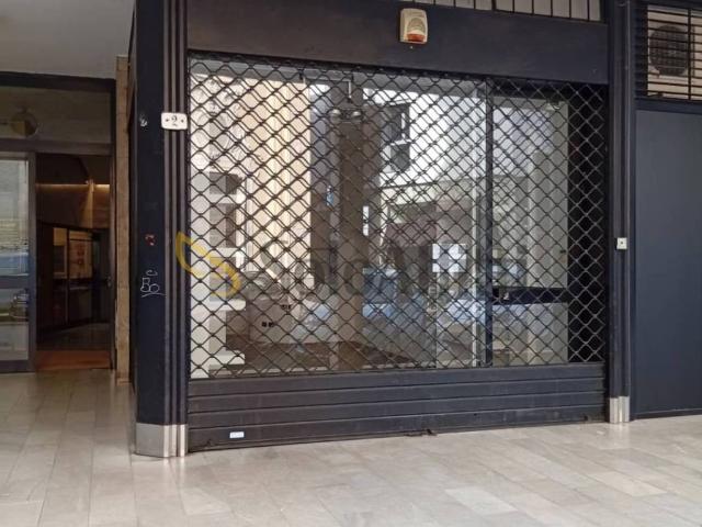 Locale Commerciale in affitto a Centro, Gallarate