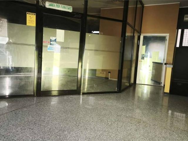 Locale Commerciale in affitto a Centro, Gallarate