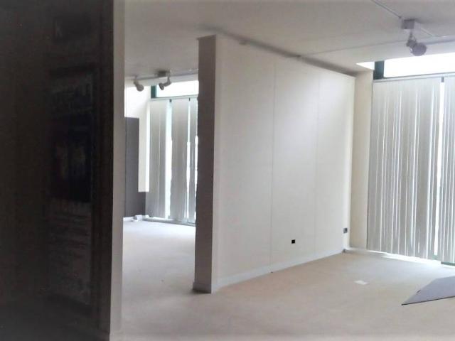 Locale Commerciale in affitto a Villaggio Sant'Andrea, Gallarate