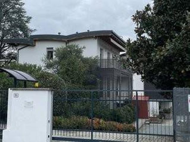 Locale Commerciale in affitto a Ronchi, Gallarate