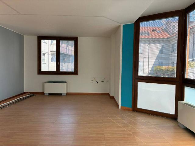 Locale Commerciale in affitto a Centro, Gallarate