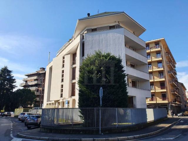 Locale Commerciale in affitto a Centro, Gallarate
