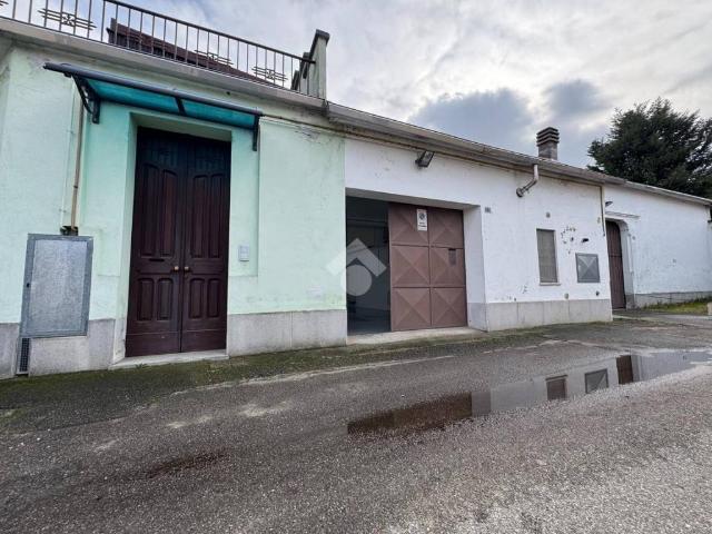 Locale Commerciale in affitto a Case Sparse, Piemonte