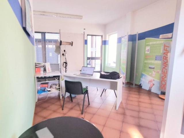 Locale Commerciale in affitto a Piemonte, Novara
