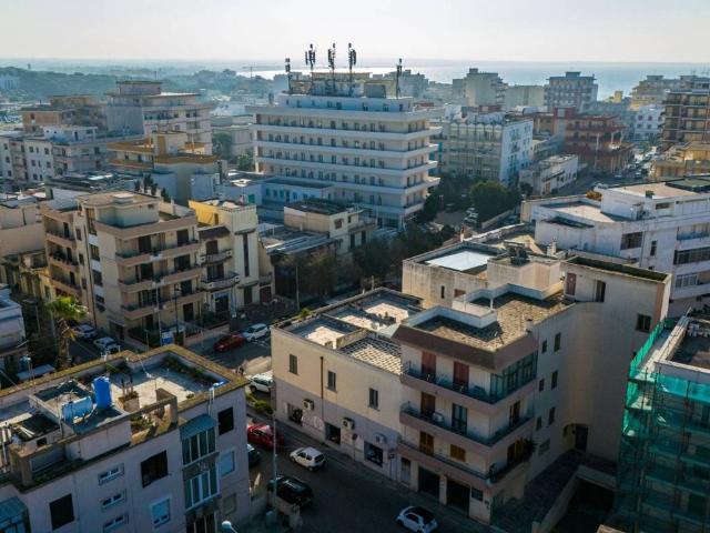 Locale Commerciale in affitto a Puglia, Lecce