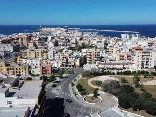 Locale Commerciale in affitto a Puglia, Lecce