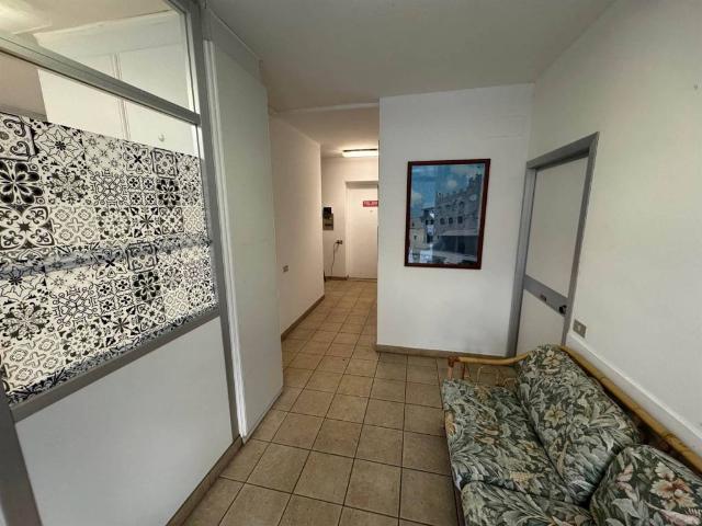 Locale Commerciale in affitto a Unione dei Comuni Circondario dell'Empolese Valdelsa, Gambassi Terme
