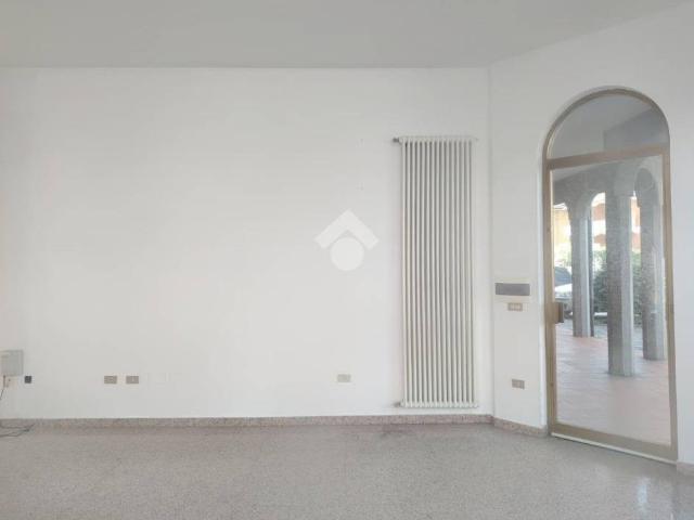 Locale Commerciale in affitto a Gambettola, Reggio Emilia