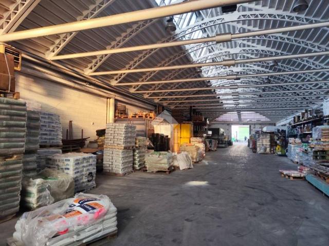 Locale Commerciale in affitto a Garbagnate Milanese, Lombardia
