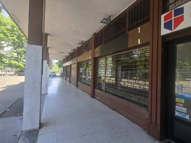 Locale Commerciale in affitto a Garbagnate Milanese, Lombardia