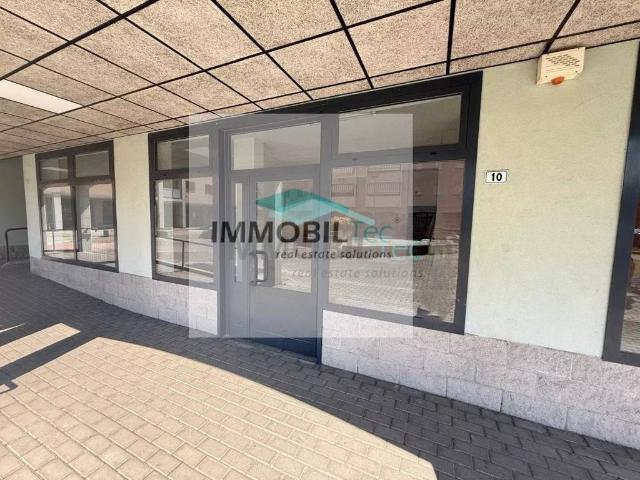 Locale Commerciale in affitto a Bariana, Garbagnate Milanese