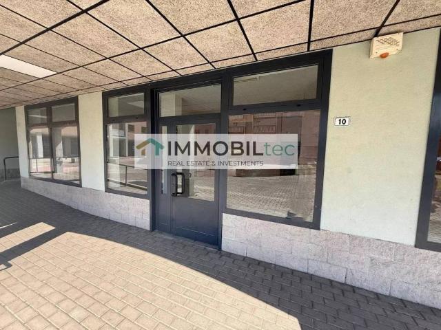 Locale Commerciale in affitto a Bariana, Garbagnate Milanese