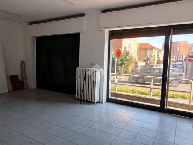 Locale Commerciale in affitto a Santa Maria Rossa, Garbagnate Milanese