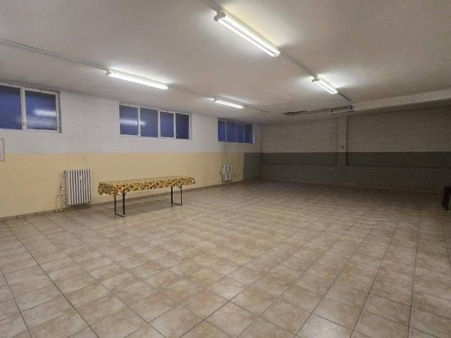 Locale Commerciale in affitto a Garbagnate Milanese, Lombardia