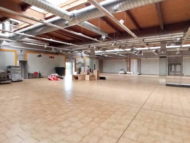 Locale Commerciale in affitto a Burggrafenamt - Burgraviato, Gargazzone - Gargazon