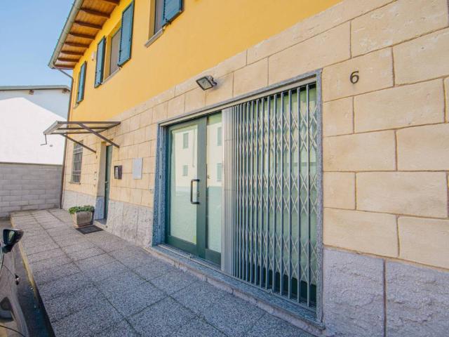Locale Commerciale in affitto a Garlasco, Pavia