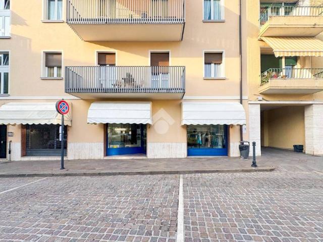 Locale Commerciale in affitto a Comunità montana della Valle Sabbia, Gavardo