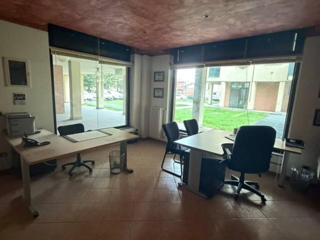 Locale Commerciale in affitto a Fignano, Gavirate
