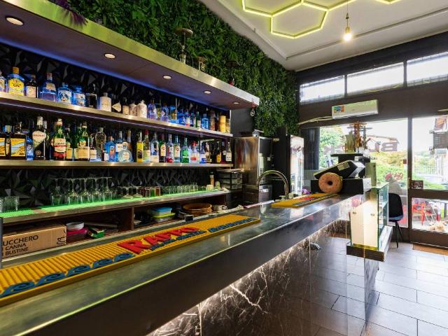 Locale Commerciale in affitto a Gavirate, Varese